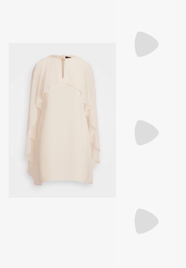 Blusa color crema con escote redondo, con volantes en capas en la parte delantera y trasera. Cierre con cremallera en la parte posterior. Tejido suave y ligero.; Zapato de tacón alto de ante negro con punta afilada, que presenta cortes laterales y una altura de tacón moderada. Textura de superficie suave.; Clutch dorado de lentejuelas con forma rectangular, que presenta un asa de cadena trenzada y un cierre de metal, reflejando la luz con un acabado texturizado.; Pendientes de aro de metal en tono dorado con una forma curva y alargada. Presentan una superficie lisa y brillante y una punta redondeada para mayor detalle.