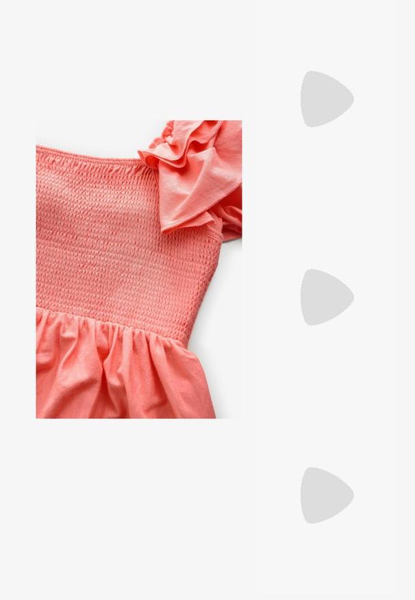 Lühikeste varrukatega t-särk heleses, pehmest puuvillast. Omab ümmargust kaelust ja sujuvat, kokkuõmblusteta tekstuuri. Ei mingeid silmapaistvaid aktsente.; Koraline kleit, millel on smockitud rinnaosa ja volangiga varrukad, valmistatud pehmest kangast. Seeliku tekstuur on kogutud.; Valge kõrge kontsaga sandaal läikiva satiinist pealsega, laia ploki kontsaga ja sääre nööriga, kus on väikene kinnitussalne. Pehme tekstuuriga, minimaalne disain.; Hõbedane metallik käekott struktureeritud kujuga, millel on ülemine sang ja ettepoole suunatud paeladetail. Sile tekstuur, peegeldav viimistlus.; Kuldtoonist rõngaste kõrvarõngad, millel on poleeritud viimistlus, voolitud disain ja klambri sulgemismehhanism. Ümar, paks kuju.