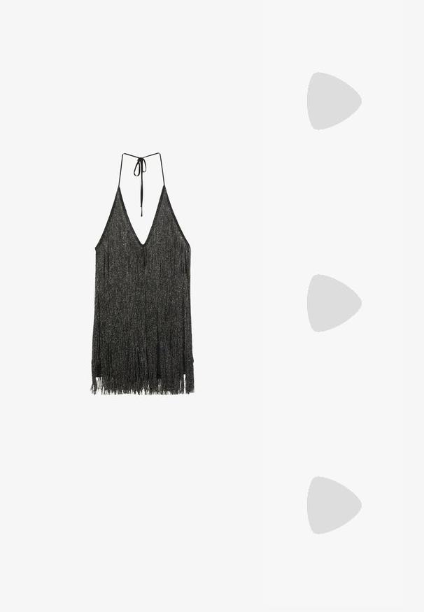 Top à bretelles à franges en tissu noir texturé avec des accents métalliques, présentant un décolleté en V profond et des bretelles réglables.; Boots de cowboy en Similicuir argenté avec un bout pointu, des détails brodés et un talon bloc. Comprend une languette pour un enfilage facile.; Lunettes noires rectangulaires avec des verres transparents, présentant des montures noires élégantes et des embouts de branches transparents gris. Design minimaliste, sans marquage visible.; Sac à main en cuir verni noir avec une forme incurvée, une bandoulière, des poches avant et des accents en métal argenté.