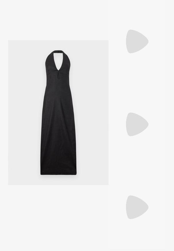 Cult Gaia LIANNA DRESS - Maksi garuma kleita - black; Stuart Weitzman STUART  - Klasiski papēži - black; Melnā rokassomiņa, kas izgatavota no teksturētas ādas, ar dimanta rakstu, zelta toņa ķēdes siksnu un augšējo rokturi ar logo reljefā slēgšanu.; Sudraba gredzenveida auskari ar vertikālu pilienu, kas rotāts ar vienu baltu pērli. Dizains ir elegants ar gludu, pulētu apdari.