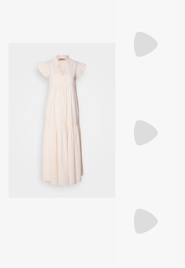 Maxiklänning i ljusbeige bomull, med en volangkrage och korta ärmar, samt en skört med flera lager och texturerad tyg.; Bruna lädercowboystövlar med spetsig tå, broderade virvelmönster på skaftet och en staplad blockklack. Har en dragflik för enkel påtagning.; Bruna, rektangulära glasögon med genomskinliga linser och lila toning. Slät plastbåge med raka skalmar och subtila detaljer.; Silverfärgade hoopörhängen med en slät, polerad yta. Rund form och säker klickstängning. Lättviktig design som passar för vardagligt bruk.