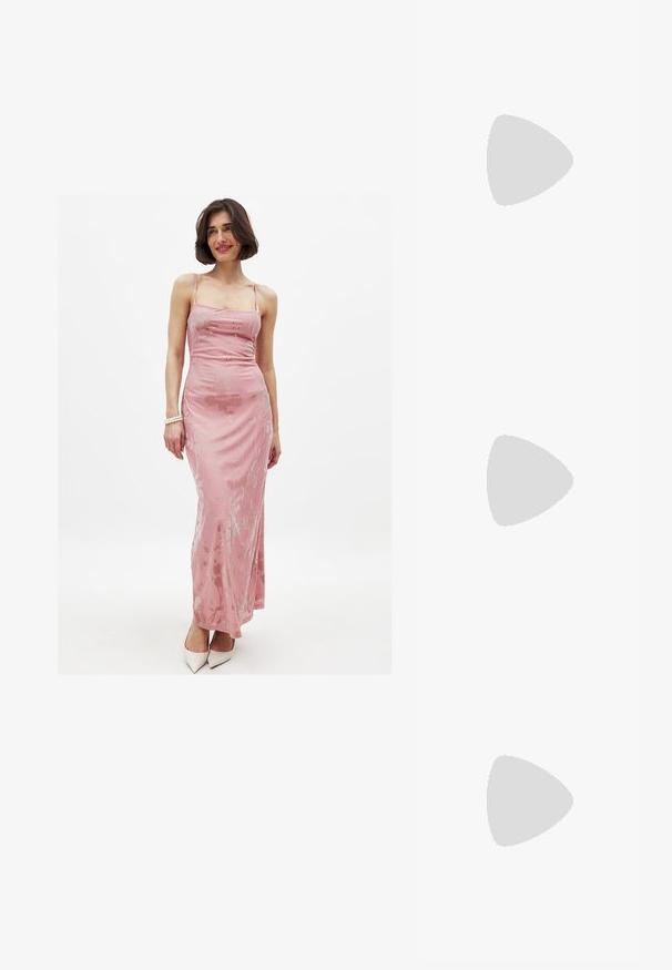 Top in velluto nero con maniche lunghe, caratterizzato da motivi di rose rosse, un dettaglio frontale attorcigliato e una leggera lucentezza. Etichetta del marchio: Calliope.; Abito rosa di seta con spalline sottili, design aderente, motivo floreale e silhouette fino al pavimento, abbinato a tacchi bianchi a punta.; Pumps slingback in vernice nera con punta affilata, lati sagomati, cinturino alla caviglia regolabile e tacco sottile e slanciato.; Occhiali rettangolari marroni con lenti trasparenti e tonalità viola. Montatura in plastica liscia con stanghette dritte e accenti sottili.; Borsa a tracolla nera in pelle con superficie testurizzata, tracolla regolabile e accessori in argento. Presenta una patta frontale con chiusura a clip.; Orecchini in tono oro con un design a goccia, caratterizzati da una superficie liscia e riflettente e da delicate indentazioni. Nessun dettaglio hardware visibile.