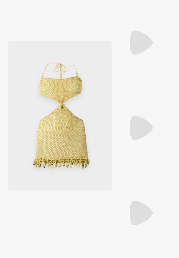 Top alb din dantelă, fără umeri, cu un model floral texturat, cu un corset structurat și o margine lată din dantelă la decolteu.; Rochie tricotată galbenă cu guler tip halter, având un design răsucit, laturi deschise și o margine franjurată decorată cu mărgele colorate.; Sandale negre din piele netedă, cu un design cu curea subțire și o talpă plată cu un profil minimalist. Fără modele sau accente notabile.; Geantă de mână din piele maro, cu două mânere rezistente, formă rectangulară, textură netedă și închidere cu fermoar. Design minimalist, fără modele vizibile.