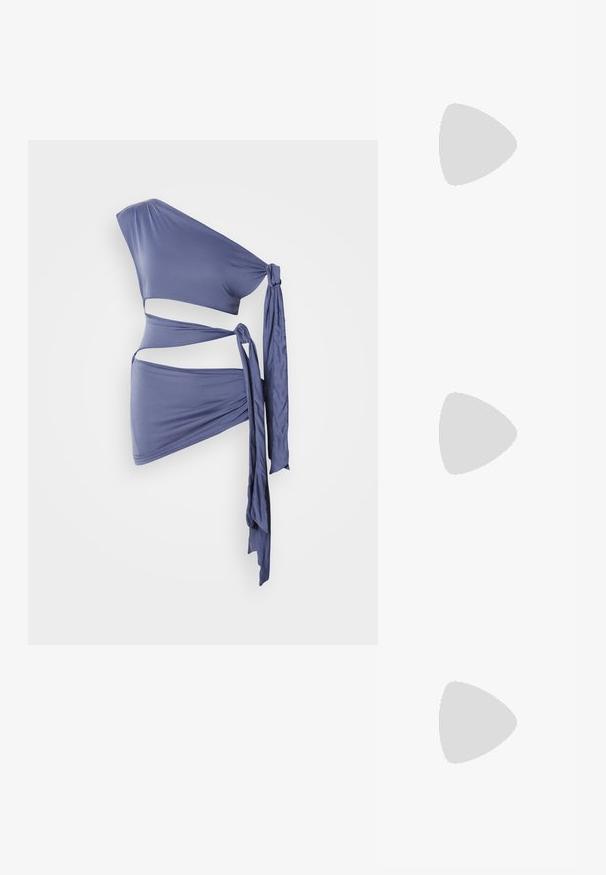 Asimetrisks viena pleca bikini tops no mīkstas, elastīgas violetas auduma, ar izgriezumiem un gariem, sānos sasienamiem auduma akcentiem.; Metāliski rozā zelta potīšu zābaki ar norādītu purngalu, šūtu spārnu detaļu un vidēju melnu blokveida papēdi. Gluda, spīdīga virsma.; Tumši pelēkas auduma soma ar izliekto rokturi, mīksta tekstūra un noapaļota forma. Nav redzamu metāla detaļu vai rotājumu.; Sudraba riņķa auskari ar gludu, apaļu dizainu un pulētu apdari. Tie ir plāni un viegli, ar vienkāršu aizdari.