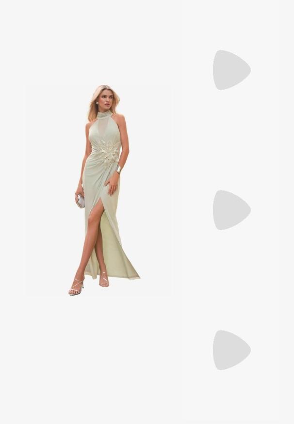 Top de color crema, tipo wrap, con mangas cortas, hecho de una tela suave. Presenta un escote en V y un detalle de fruncido lateral para un ajuste favorecedor.; Vestido verde menta con cuello halter, detalles de malla, diseño floral embellecido, abertura alta y tejido fluido, combinado con accesorios plateados.; Zapato de tacón de tirantes blanco con punta afilada, material superior liso, tacón bajo y diseño con corte lateral con correa ajustable.; Gafas de sol redondas con lentes oscuros y montura dorada. El modelo lleva un cárdigan de canalé azul claro con botones y mangas blancas en contraste.; Monedero de muñeca Michael Kors en lona recubierta beige que presenta un patrón repetido del logo MK, herrajes dorados y una correa de cadena desmontable.