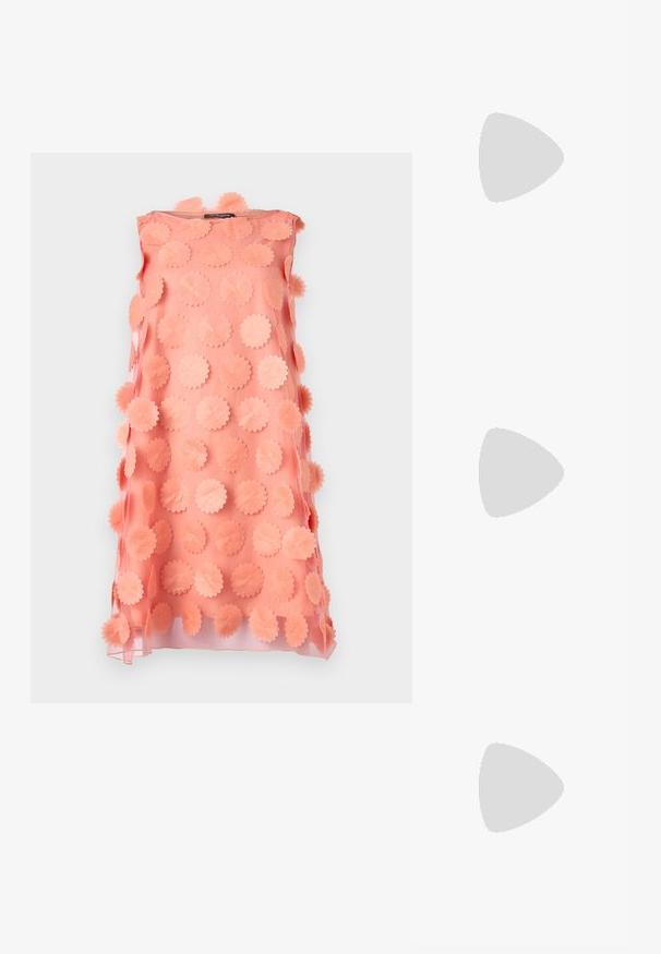 Lyserød ærmeløs kjole med et tekstureret overlay af scallopede stofcirkler, der skaber en tredimensionel effekt. Glat overflade med en livlig farve.; Sorte højhælede sandaler med tynde stropper og en knyttet design, en glat firkantet tå og en slank stiletto hæl.; Lys grå metallisk håndtaske med kædestrop, dekoreret med små runde metalliske studs og et trekantet brandlogo.; Sølv hoop øreringe med en glat, skinnende overflade. Rundet form, letvægtsdesign med post-back lukning.