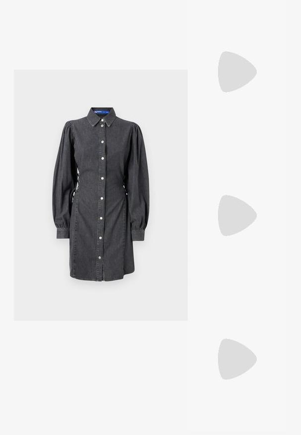 Vestido de camisa em denim cinza escuro, com fecho de botões na parte da frente, colarinho de ponta, mangas bufantes e detalhes de franzido nas laterais para um efeito de agrupamento.; As sandálias de salto alto pretas apresentam tiras finas com um design em nó, uma biqueira quadrada lisa e um elegante salto agulha.; Bolsa metálica cinza claro com uma alça de corrente, adornada com pequenos rebites metálicos circulares e um logótipo triangular da marca.; Brincos de argola prateados com um acabamento suave e brilhante. Forma arredondada, design leve, com fecho de pino.