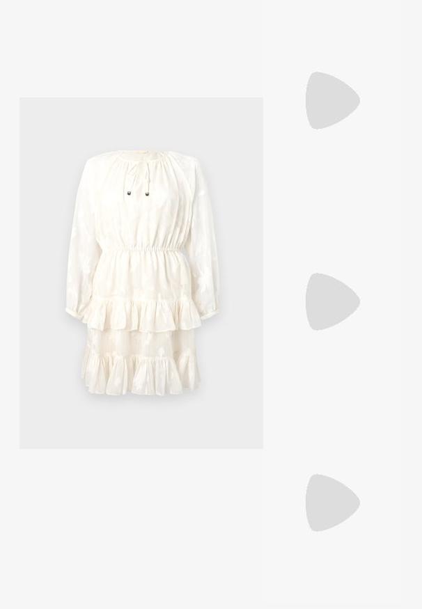 Robe blanche à manches longues, décolleté rond, fermeture par lien, et ourlet froncé superposé. Motif floral embossé sur un tissu texturé.; Sandale noire à lanières avec un bout carré et un petit talon bloc. Elle présente plusieurs fines lanières et une sangle de cheville ajustable. Fabriquée en cuir lisse.; Lunettes de soleil noires en forme d'œil de chat avec une finition mate, dotées de verres teintés gris, d'angles aigus et de branches élégantes. Nom de la marque visible sur la branche intérieure.; Sac à main structuré blanc avec de courtes poignées et une bandoulière, doté de accents en métal doré et d'un matériau texturé, présenté sur un fond gris.