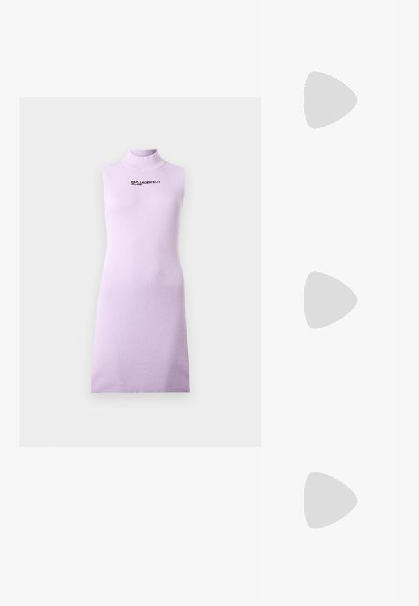 Bezroku lilāna ribota džempera kleita ar imitētu augstu apkakli un melnā krāsā izšūtu "KARL LAGERFELD JEANS" logotipu uz krūtīm.; Melnas augstpapēžu sandales ar plāniem siksniņām un mezgla dizainu, gluda kvadrātveida purngalu un elegantu stiletto papēdi.; Gaiši pelēka metāla rokassoma ar ķēdes siksnu, rotāta ar mazām apaļām metāla kniedēm un trīsstūra zīmola logo.; Sudraba riņķveida auskari ar gludu, spīdīgu apdari. Apaļas formas, viegla dizaina, ar aizdari uz stieples.
