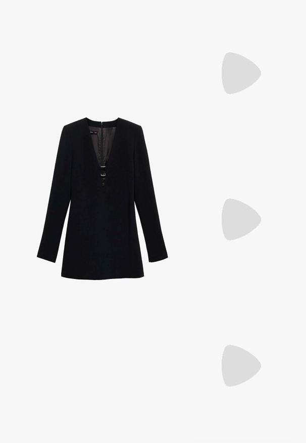 Svart långärmad klänning med djup V-ringning, en central spänneffekt och en dold dragkedja bak; tillverkad av ett mjukt tyg.; Svarta mocka plattformsskor med tjock klack, rund tå och ankelsnodd som är säkrad med en metallspänne. Slät yta hela vägen.; Guldiga hoopsörhängen, tunna och runda i formen, med en slät metallisk finish utan utsmyckningar eller mönster.; Svart läderplånbok med vikbar lucka, guldhardware och logotypdetalj. Inkluderar en avtagbar rem för bärande.