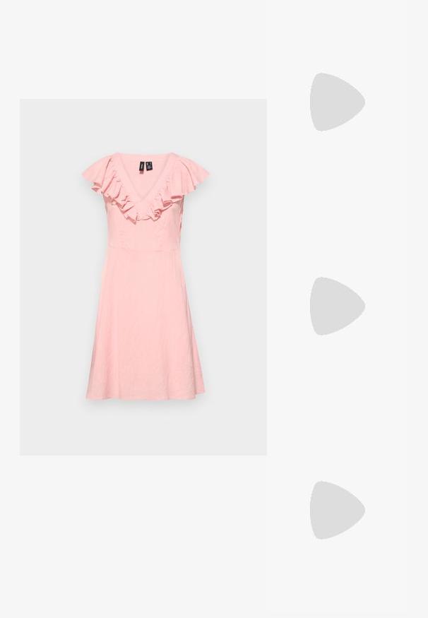 Vestido rosa, até ao joelho, com decote em V e mangas curtas com babados. Feito de um tecido leve, apresenta um corpete ajustado e uma saia rodada.; Sapatilhas de ballet com um upper de cetim bege, biqueira de couro envernizado preto, pequeno laço na parte da frente e um salto baixo preto.; Óculos de sol tortoiseshell castanhos com um formato vintage de olho de gato e lentes castanhas. Apresenta braços curvados com acentos vermelhos.; Bolsa de ombro em couro castanho-escuro com um formato curvado, textura suave e uma alça ajustável única. Apresenta um fecho com zíper.