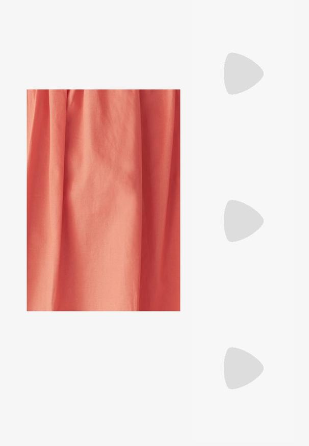 Tessuto corallo con una texture liscia, caratterizzato da morbidi drappeggi e una lucentezza sottile, adatto per abbigliamento o tessuti per la casa.; Cintura in pelle beige con punta arrotondata, tacco a blocco largo e un dettaglio con fibbia circolare sulla cinghia. Superficie liscia.; Borsa a tracolla in paglia intrecciata con dettagli in pelle marrone, due manici e una tracolla removibile. Forma curva con una base solida.; Orecchini a forma di conchiglia in oro con scanalature verticali e una finitura lucida, che riflettono la luce e mostrano un design testurizzato.