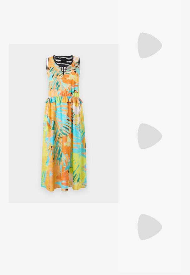 Marc Cain Jerseykleid - multi-coloured; Schwarzer spitz zulaufender Slingback-Schuh mit niedrigem Absatz, der aus glattem Leder gefertigt ist und seitliche Ausschnitte für Atmungsaktivität aufweist.; Schwarze Handtasche mit zwei kurzen, doppelt geflochtenen Griffen und einem abnehmbaren Schulterriemen. Glattes, lederähnliches Material mit einem Reißverschluss und Logodetail.; Silberne Creolen mit einem glatten, geschwungenen Design. Mit einem glänzenden metallischen Finish und Steckverschluss. Keine sichtbaren Muster oder Akzente.