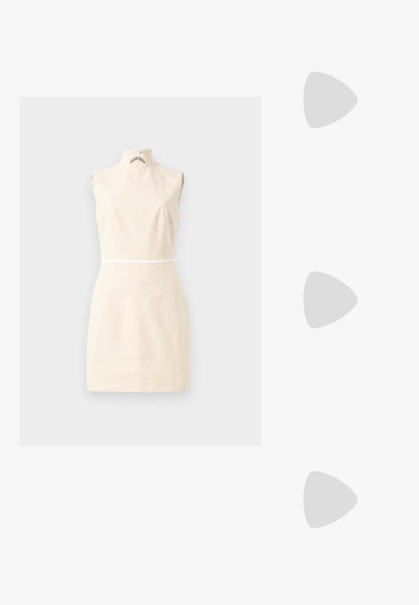 Ärmlös beige miniklänning med hög hals, subtil sömdetaljering, vit midjeband och "MOSCHINO"-text på kragen.; Svart lackskin slingback-häl med spetsig tå, med texturerad ormskinnsprint, justerbar rem och en kort, texturerad blockklack.; Svart läderaxelväska med två framfickor, guldspännen, dragkedjestängning och en smal rem. Texturerad yta och kompakt rektangulär form.; Guldtonade örhängen med en rektangulär, klar kristall som hänger under en rad av små, runda klara accenter. Snygg, modern design.