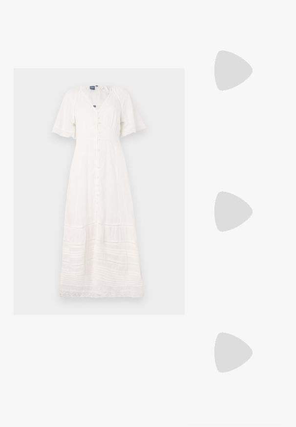 Robe maxi blanche en tissu léger avec des manches courtes, un décolleté en V et des boutons sur le devant ; présente des rayures texturées et des bordures en dentelle.; Sandale à talon bloc beige avec une large lanière et une ouverture à l'orteil. Matériau lisse et design épuré. Talon court et robuste pour plus de stabilité.; Sac à main en perles aux couleurs vives : rose, orange, bleu et marron. Surface texturée avec des perles circulaires et des formes organiques, poignées robustes.; Boucles d'oreilles en métal doré avec un bord extérieur en résine à motif écaille de tortue, dotées d'une finition lisse et d'une forme circulaire élégante.