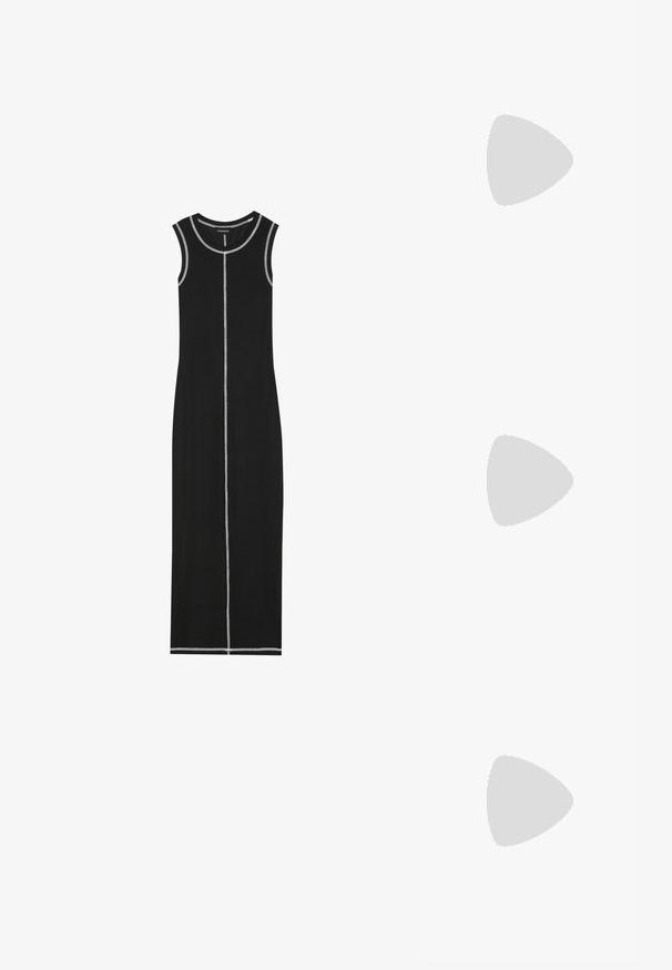 Zwarte mouwloze maxi-jurk met een geribbelde textuur, voorzien van contrasterende witte stiksels langs de halslijn en de verticale naad in het midden.; Zwarte gepolijste leren slingback schoenen met een puntige neus, enkelbandjes met zilveren gespen en hardware, en een slanke hak.; Gouden metallic handtas met een gestructureerd ontwerp, gladde textuur en verstelbare schouderband. Kenmerkt zich door een unieke driehoekige vorm en minimalistische stiksels.; Gouden oorbellen met een getextureerd, golvend ontwerp. Bevat sculpturale clip-on studs en een open ringontwerp met een gehamerd oppervlak.