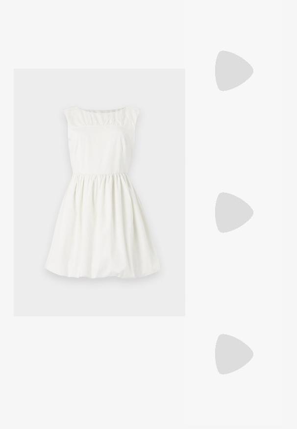 Vestido de algodón blanco con escote redondeado, mangas cortas y detalles fruncidos en el busto. Falda acampanada con cintura elástica.; Sandalia de tacón metálica dorada con un tacón de bloque angular, dos correas sobre el pie y una correa ajustable en el tobillo. Textura suave.; Bolso de piel negra con forma curva, correa desmontable y herrajes dorados. El bolso cuenta con una solapa con un detalle de hebilla.; Pendiente de metal en tono dorado con un diseño elegante y curvado. Presenta una forma puntiaguda distintiva, superficie pulida y cierre de bisagra.