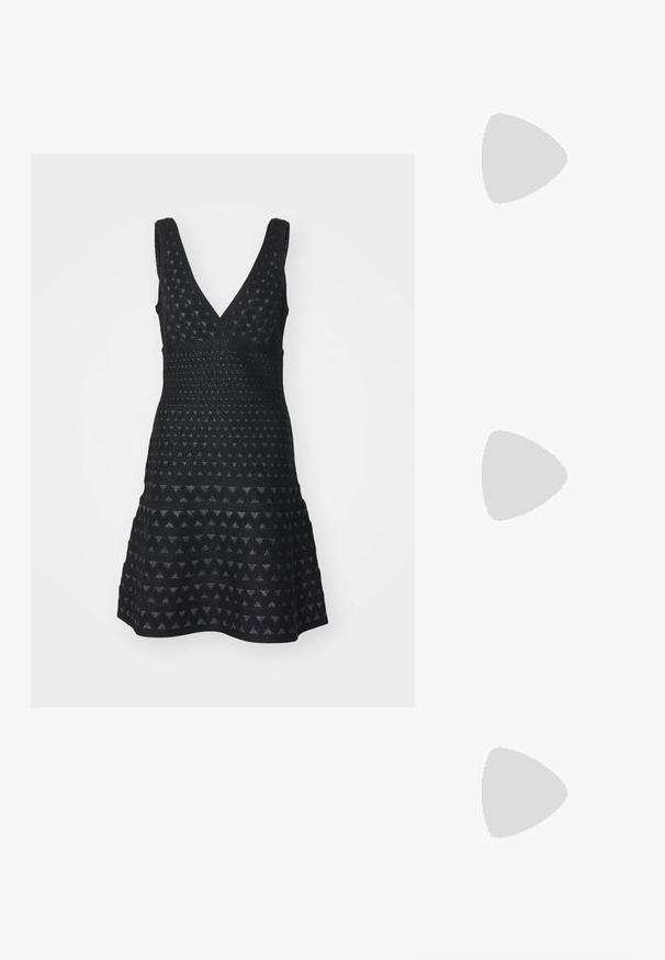 Emporio Armani VESTITO - Svetríkové šaty - nero; Čierne patentové slingback topánky na ihlovom podpätku s špicatou špičkou, s textúrovaným hadím vzorom, nastaviteľným popruhom a krátkym, textúrovaným blokovým podpätkom.; Čierna kožená crossbody taška s dvoma prednými vreckami, zlatými sponami, zipsovým uzatváraním a úzkym popruhom. Štruktúrovaný povrch a kompaktný obdĺžnikový tvar.; Náušnice vo forme zlatých kovových kruhov s zakriveným, predĺženým tvarom. Majú hladký, lesklý povrch a zaoblený koniec pre pridanie detailu.