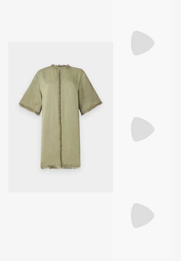 Olíva zöld, over-size t-shirtdress, kerek nyakkivágással, rövid ujjakkal és frufru díszítéssel a nyakken és az alján.; Fekete magas sarkú szandálok vékony pántokkal, csomózott mintával, sima négyzetes orral és karcsú stiletto sarkal rendelkeznek.; Világosszürke fémes kézitáska lánc pánttal, kis kör alakú fém kifinomult díszítéssel és háromszög alakú márkagéppel.; Ezüst karika fülbevalók sima, fényes felülettel. Lekerekített forma, könnyű kialakítással, tűs zárómechanizmussal.