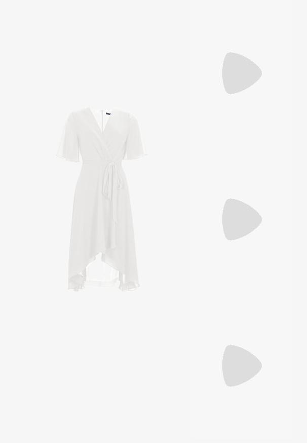 Robe enveloppante blanche avec des manches flottantes courtes, décolleté en V et taille à cordon. Tissu transparent drapé de manière asymétrique jusqu'à mi-mollet.; Chaussure à talon aiguille à bout pointu avec un schema de couleurs argent, or et nude. Fini brillant avec un design découpé, dotée d'un talon stiletto.; Pochette en métal argenté avec une forme douce et arrondie et un fermoir en haut noué. Fabriquée en simili cuir lisse.; Boucles d'oreilles en argent en forme de créoles avec un design torsadé, dotées d'une finition polie et d'une fermeture à poussoir. Mesurent environ 3 cm de diamètre.