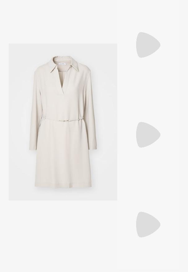 Calvin Klein STRUCTURE - Denné šaty - sand pebble; Čierne kožené slingback opätky s špicatou špičkou, s úzkym opätkom a zlatým detailom na nastaviteľnom remienku. Hladká textúra.; Čierna kožená kabelka so štruktúrovaným dizajnom, s krátkym tvarom, hornou rúčkou a zlatými prvkami. Súčasťou je nastaviteľný ramenný popruh.; Strieborné kruhové náušnice s hladkým povrchom a radom malých čírych kamenčekov pozdĺž dolného okraja, so zapínaním na kolík.