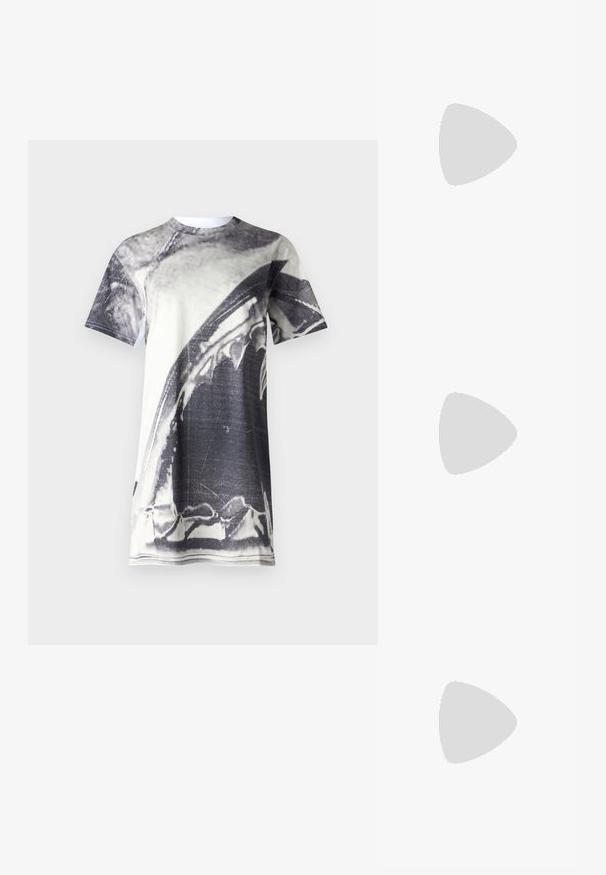 Camiseta gráfica con una gran imagen de un tiburón en blanco y negro. Hecha de tejido transpirable, con mangas cortas y un diseño de cuello redondo.; Sandalias planas plateadas con acabado metálico, que presentan un diseño de tiras curvas, acentos recortados y una suela texturizada para mayor agarre.; Bolso de mano de cuero negro con una correa de cadena plateada, que presenta acentos decorativos en forma de alas y costuras blancas a lo largo de la costura inferior.; Un par de pendientes de metal dorado en forma de óvalo irregular con una superficie texturizada y ligeramente martillada sobre un fondo blanco.