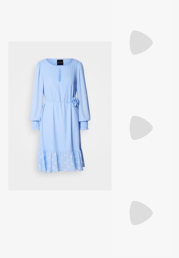Lichtblauwe jurk met een ronde halslijn, lange mouwen, een stippenpatroon, een sleutelgatdetail aan de voorkant en een bloemenaccent op de taille.; Puntaal geschoen met slingback in off-white leer, met een lage hak en uitsnedeontwerp, voorzien van een gladde textuur en minimale accenten.; Crème-kleurige handtas met een gestructureerde afwerking, gebogen vorm, korte handgreep en een goudkleurige logo-applicatie. Ritsafsluiting aan de bovenkant.; Zilveren metalen creolen met een gladde, glanzende oppervlakte en een gestructureerd, rond ontwerp. Voorzien van een scharnierende sluiting voor een veilige draagervaring.