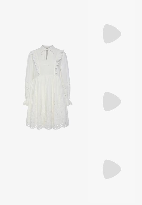 Fehér pamutruha magas nyakkivágással, fodros díszítéssel és megkötős nyakrészel. Hosszú ujjakkal rendelkezik, és hímzett fémlyukminták díszítik a szegélyt.; Fekete lakkbőr magassarkú cipő hegyes orral, díszes pánttal elöl, és vékony stiletto sarokkal.; Fehér bőr kézitáska, texturált felülettel, arany lánccal és fekete részletekkel. Elülső zsebbel és cipzáros zárással rendelkezik.; Arany tónusú fülbevalók szettje, amely különféle mintákat tartalmaz, beleértve a stift fülbevalókat, karikákat és gyöngyökkel és strasszokkal díszített hosszú fülbevalókat.