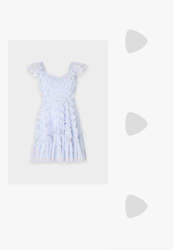 Vestido azul claro con tirantes rizados, tejido texturizado, diseño en capas y acentos de lunares. Dobladillo acampanado con volantes por toda la prenda.; Zapato de tacón alto negro con punta afilada y textura de piel de cocodrilo, que presenta un diseño elegante, un alto tacón de aguja y un interior negro suave.; Bolso cruzado de cuero negro con dos bolsillos frontales, hebillas doradas, cierre de cremallera y una correa delgada. Superficie texturizada y forma rectangular compacta.; Pendientes de aro de metal en tono dorado con una forma curva y alargada. Presentan una superficie lisa y brillante y una punta redondeada para mayor detalle.