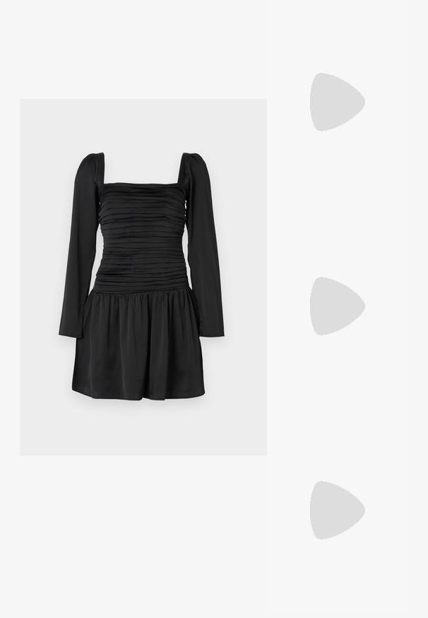 Fekete ruha hosszú ujjal, négyzet alakú nyakkivágással és ráncolt testrésszel. A szoknya bővülő kialakítású, az övnél ráncolt anyaggal. Sima textúra.; Fekete lakkbőr slingback sarkú cipők hegyes orral és kis blokk talppal, ezüst csat díszítéssel a pánton.; Fekete bőrtáska ívelt formával, levehető pánttal és arany színű fémrészekkel. A táskán egy csattal díszített fedél található.; Ezüst karika fülbevalók, letisztult, kerek formával, sima felülettel és látható díszítés nélkül. A átmérő nem megadott.