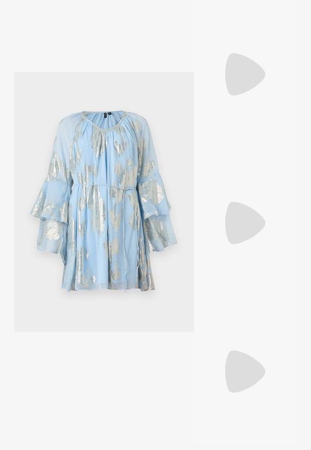 Ανοιχτό μπλε φόρεμα με λαμπερά ασημένια φύλλα, μακριές φαρδιές μανίκες και ραντάκι στο λαιμό. Φτιαγμένο από ελαφρύ, διαφανές ύφασμα.; Λευκό βαμβακερό μπλουζάκι με μεγάλο, φωτεινό κόκκινο γραφικό αστακού στο μπροστινό μέρος. Κοντά μανίκια και τυπικός σχεδιασμός λαιμού.; Λευκό ψηλό καμβαδάκι αθλητικό παπούτσι με μαύρη καουτσούκ σόλα, πρόσθιο καουτσούκ καλύμματος δακτύλου και έξι οπές για κορδόνια, με μια καθαρή και μίνιμαλ σχεδίαση.; Κόκκινη δερμάτινη τσάντα χειρός με γωνιακό, γεωμετρικό σχέδιο. Διαθέτει έναν ρυθμιζόμενο ιμάντα και κλείσιμο με καπάκι που έχει ραφές.