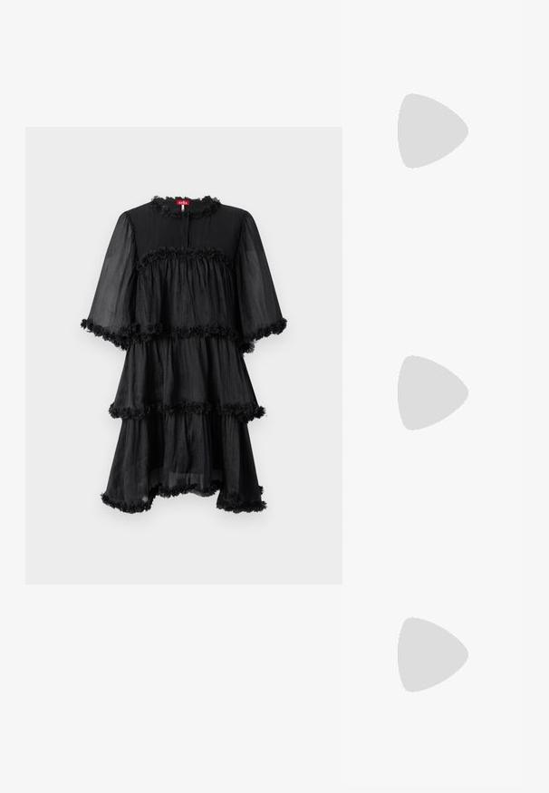 Vestido negro en capas hecho de tela translúcida, con adornos florales en las mangas y el dobladillo, cuello redondo y mangas cortas acampanadas.; Las sandalias negras de tacón alto presentan finas correas con un diseño anudado, una punta cuadrada suave y un elegante tacón de aguja.; Bolso de mano metálico gris claro con una cadena como asa, adornado con pequeños remaches metálicos circulares y un logotipo de marca en forma triangular.; Aros de plata en forma de aro con un acabado liso y brillante. Diseño redondeado y ligero, con cierre de tipo post-back.