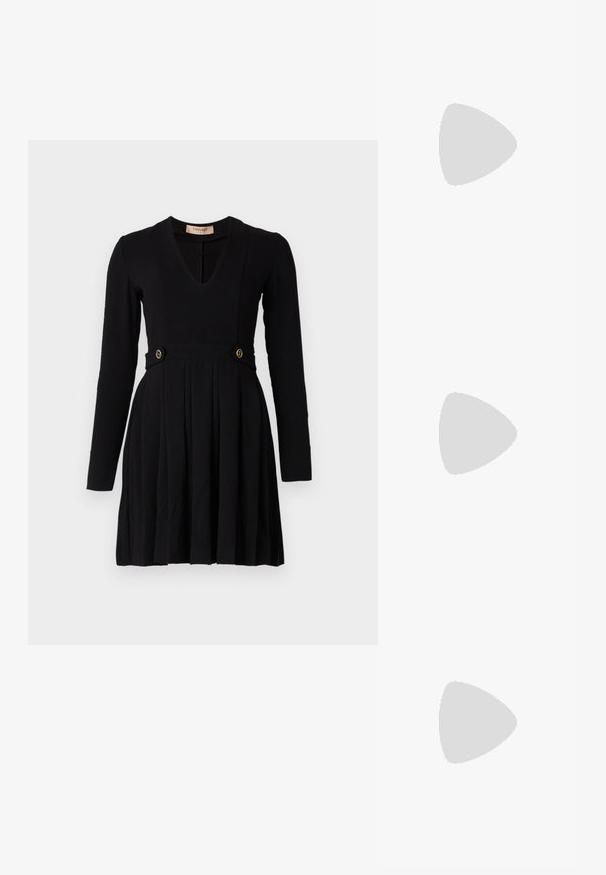 TWINSET DRESS - Koktailové šaty/večierkové šaty - nero; Čierne lakkové slingback lodičky s špicatou špičkou a zlatými doplnkami na popruhu, s blokovým podpätkom. Hladký povrch.; Čierna taška cez plece vyrobená z textúrovaného syntetického materiálu, so zatahovacími popruhmi, zlatou logovou tabuľkou a malou značkou s akcentovou detailou.; Zlaté kruhové náušnice s textúrovaným dizajnom a tromi priehľadnými kryštálovými akcentmi na jednej strane, ktoré ponúkajú moderný geometrický estetický vzhľad.
