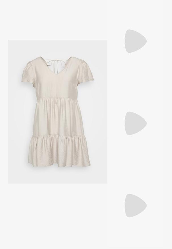 Bež obleka s kratkimi rokavi in V-vratom, ki ima oprijet top in razširjen, večplastni krilo, ki sega nad koleno. Zavezuje se na hrbtni strani vratu.; Črne ravne sandale z pletenimi trakovi in metalnim akcentom. Imajo nastavljiv zaklep in ravno gumijasto podplato za udobje.; Črne mačke-oko sončna očala z mat zaključkom, ki imajo sive tonirane leče, ostre kote in eleganten stranski del. Ime blagovne znamke je vidno na notranjem ročaju.; Zlate uhane v obliki obroča z gladkim, zaobljenim dizajnom. Imajo majhen zatič za zapiranje, težijo k lahkemu izgleda in imajo polirano površino.