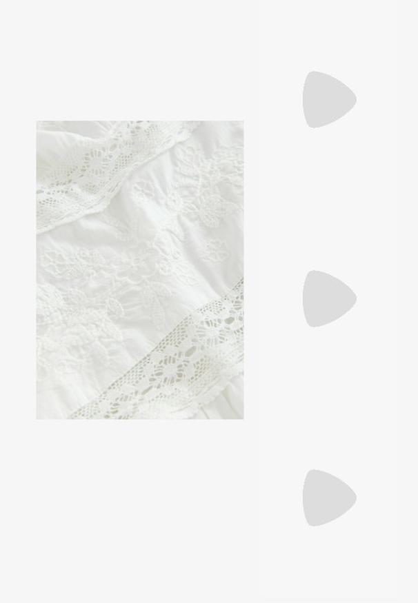 Tissu blanc avec une broderie florale complexe et une délicate finition en dentelle. Texture douce avec des éléments de design en couches tout au long.; Escarpins slingback en cuir verni beige avec un bout pointu et un talon carré fin. Texture lisse et design minimaliste sans ornement.; Lunettes de soleil carrées avec des verres marron et une fine monture en métal noir. Présente des branches angulaires et des plaquettes de nez ajustables pour un confort optimal.; Sac à main structuré blanc avec de courtes poignées et une bandoulière, doté de accents en métal doré et d'un matériau texturé, présenté sur un fond gris.