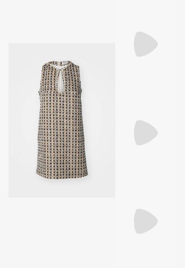 Ärmelloses Kleid aus gewebtem Stoff mit einem gemusterten Design in Grau, Gold und Schwarz. Mit Schlüsselloch-Ausschnitt und einem Reißverschluss auf der Rückseite.; Cremefarbene Slingback-High Heels mit spitzer Zehenpartie und schlankem mittelhohem Absatz, ausgestattet mit einem goldenen Kettenakzent auf dem Vorderblatt und aus glattem Leder.; Schwarze Ledertasche mit einer geschwungenen Silhouette, kurzer Tragriemen, zentralem goldfarbenem Hardware und glatter Textur. Keine sichtbaren Muster oder Akzente.; Goldfarbene Ohrstecker mit Knoten in gedrehter Ausführung. Jeder Ohrstecker verfügt über eine runde, transparente Rückseite für sicheren Halt.