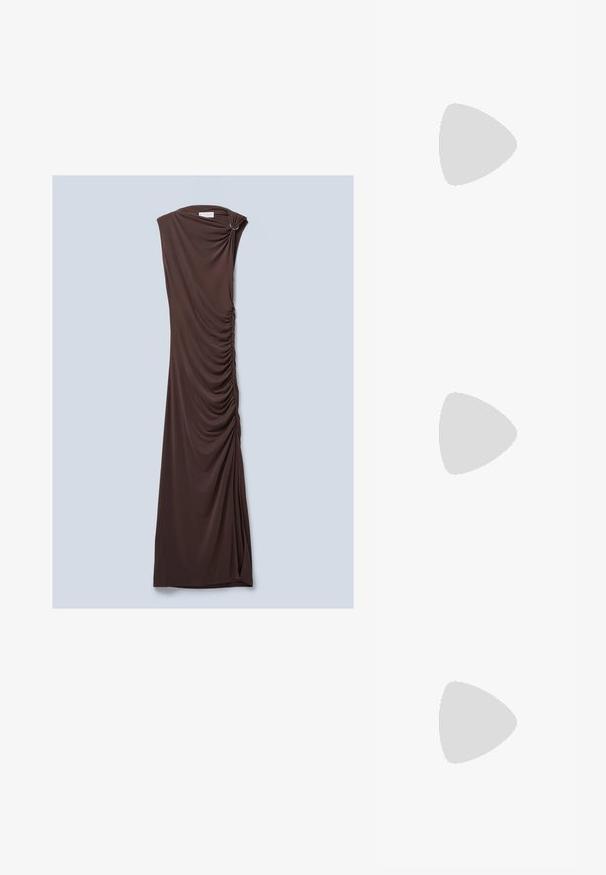 Vestido maxi castanho, sem mangas, feito de tecido suave com um design drapeado e detalhe franzido ao longo do lado, apresentando um ombro plissado.; Salto slingback em patente preta com bico apontado, apresentando um padrão de pele de cobra texturizado, tira ajustável e um salto bloco curto e texturizado.; Bolsa crossbody de couro texturizado castanho com alça de corrente dourada e fecho com aba. A parte da frente apresenta detalhe do logótipo e um bolso sob a aba.; Brincos em metal dourado com forma de arco alongado e curvado. Apresentam uma superfície lisa e brilhante, com uma ponta arredondada para um detalhe adicional.