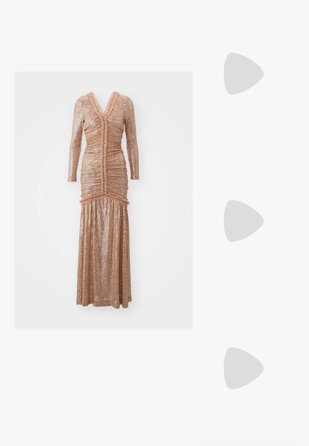 Abito lungo e attillato realizzato in tessuto di paillettes di un delicato rosa oro. Presenta maniche lunghe, dettagli arricciati e una scollatura a V profonda.; Sandali con tacco dorato, con un davanti annodato, texture plissettata e cinturino alla caviglia. Il tacco a blocco ha un design rigato che migliora la presa.; Borsa a secchiello in pelle nera con finitura testurizzata, dettagli in metallo dorato e apertura superiore. Presenta una maniglia corta e una tracolla regolabile.; Orecchini in tono oro caratterizzati da forme ondulate eTexture. Comprendono chiusure clip-on scultoree e un design a cerchio aperto con finitura martellata.