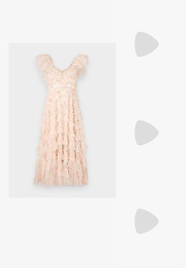 Needle & Thread DITSY LOLA BACKLESS BALLERINA DRESS - Cocktailjurk - moonshine pink; Witte leren sneakers, laag model, met een gladde textuur, ronde neus, vetersluiting aan de voorkant en een klein geborduurd logo aan de zijkant.; Zwarte leren halfronde tas met een gouden hardware accent, voorzien van een ritssluiting. Draagt crossbody over een grijze trui.; Gouden knoopstuds met een gedraaide design. Elke oorring heeft een ronde transparante achterkant voor een veilige draagervaring.