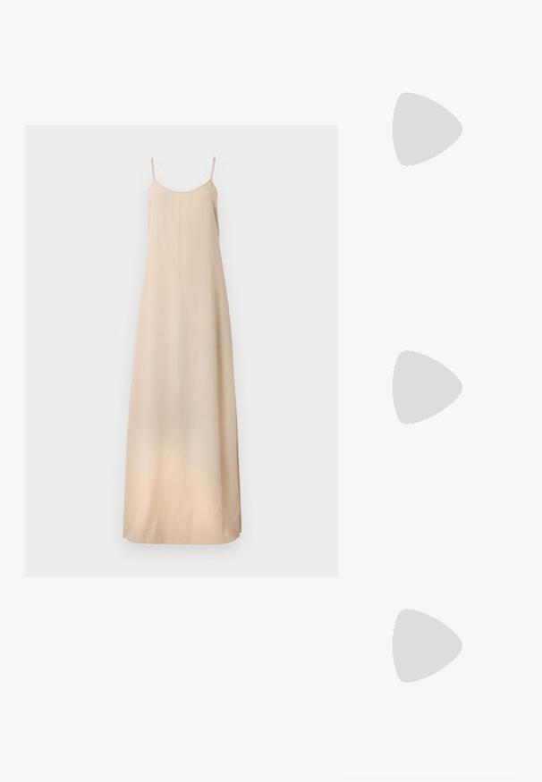 Filippa K DRAPED STRAP DRESS - Pidulikud riided - caramel be; Valged nahast tossud, madala ülaservaga disain, millel on sile tekstuur, ümar varvas, nööridega esiosa ja väike tikand logoga küljel.; Must mustast mustakoti, millel on kuldne riistvara ja millel on lukuga sulgemine. Kanda üle keha halli kampsuni peal.; Kuldse tooni sõlm kõrvarõngad, millel on keeratud disain. Igal kõrvarõngal on ringikujuline läbipaistev tagaosa, mis tagab kindla kandmise.