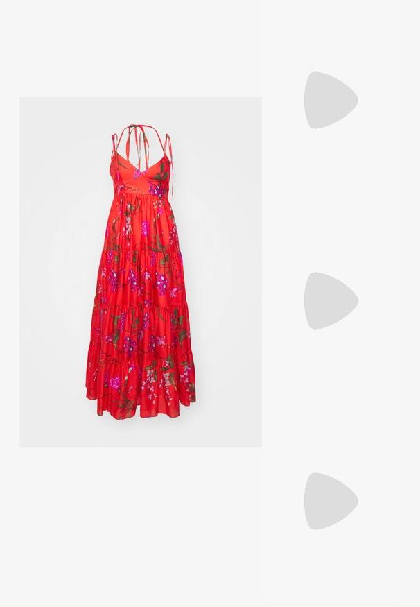 Erdem STRAPLESS LONG TIERED DRESS WITH TIES - Rochie maxi - poppy; Mule-uri negre din piele, cu vârf ascuțit, textură plisată și un tocuri mici de tip kitten. Prezintă un detaliu cu șnur la deschidere.; Ochelari de soare cu nuanțe roz și cadru geometric, asortați cu un top moale de lavandă, cu decolteu rotund și mâneci scurte.; Cercei din metal argintiu, cu un design curbat și neted, având o suprafață texturată, echipați cu un picior de cercei pentru fixare.