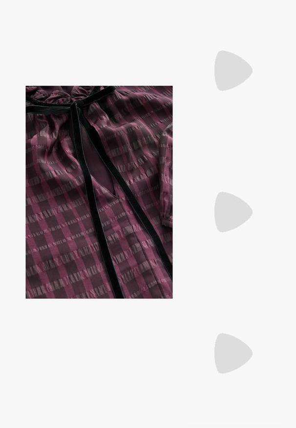 Blouse transparente bordeaux avec des motifs rayés horizontaux et verticaux, des accents en velours, un col volanté et une découpe en V à l'avant.; Chaussure slingback en cuir verni noir avec un embout pointu, des brides de cheville avec des boucles en argent et des éléments en métal, et un talon fin.; Sac à main en métal doré avec un design structuré, texture lisse et bandoulière ajustable. Présente une forme triangulaire unique et des coutures minimalistes.; Boucles d'oreilles dorées présentant des formes texturées et ondulées. Comprend des clips sculpturaux et un design de créoles ouvertes avec une finition martelée.