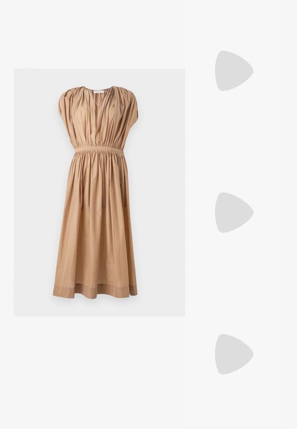 Ruda medvilninė suknelė su surinkta liemenėle, trumpomis rankovėmis, elastinga juosmens linija ir plazdančiu midi ilgio sijonu. Lygus tekstūra; minimalistinis dizainas.; Juodi šlepetės su plačiu viršumi, lygaus odos tekstūros, atvira koja ir aukso akcentu ant dirželio. Lygus padas.; Tory Burch Akiniai nuo saulės - shiny gold-coloured; Juodas rankinės pagamintas iš struktūrizuotos odos, su deimanto raštu, auksinės spalvos grandinėle, viršutine rankena ir logotipu išsiskiriančiu užtrauktuku.