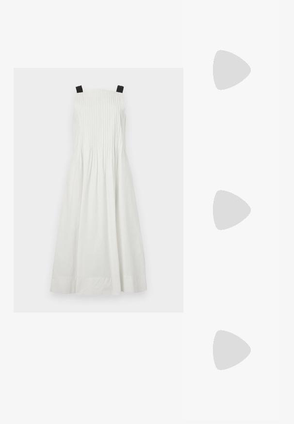 Vestido sin mangas blanco con tirantes negros, que presenta pliegues verticales en el torso y una falda acampanada. Textura de tela suave.; Tacón slingback negro de charol con punta afilada, que presenta un estampado de serpiente texturizado, correa ajustable y un tacón bloque corto y texturizado.; Bolso cruzado de cuero negro con dos bolsillos frontales, hebillas doradas, cierre de cremallera y una correa delgada. Superficie texturizada y forma rectangular compacta.; Pendientes en tono dorado con un cristal rectangular y transparente que cuelga por debajo de una fila de pequeños acentos redondos y claros. Diseño elegante y moderno.