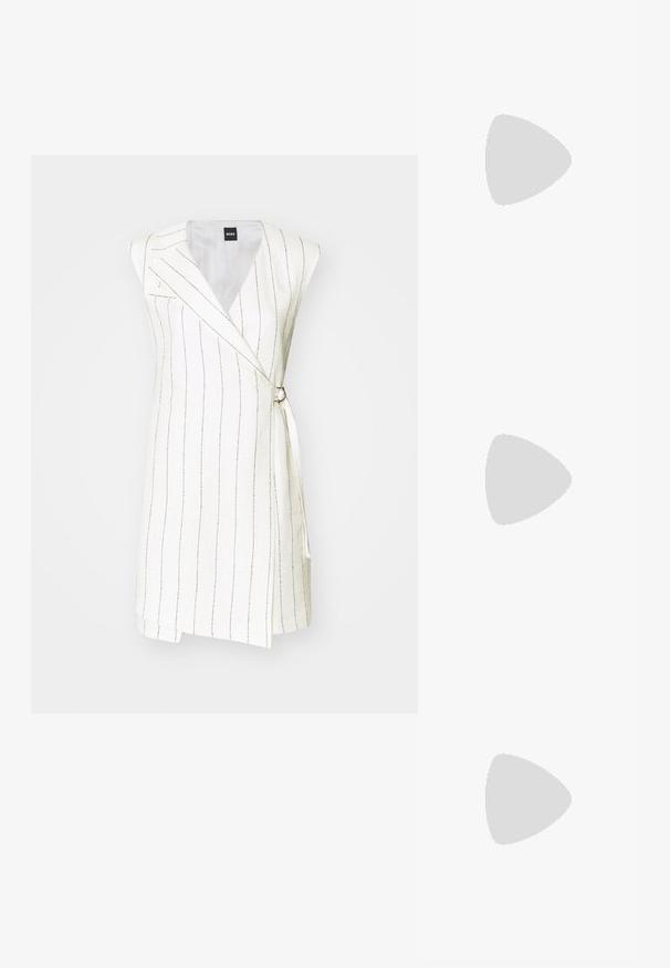 Rochie albă fără mâneci, cu dungi verticale aurii, având un design croit, legătură laterală și o talie accentuată cu o cataramă metalică rotundă.; Sandal cu vârful ascuțit, tip slingback, din piele albă, cu toc jos și design decupat, având o textură fină și accente minime.; Geantă de umăr din piele neagră, cu un design structurat, având o formă tăiată, mânere superioare și accente din aur. Include o curea de umăr ajustabilă.; Cercei din metal argintiu cu forme rotunjite, cu un finisaj lustruit și gravuri subtile ale brandului "BOSS" pe secțiunile inferioare.