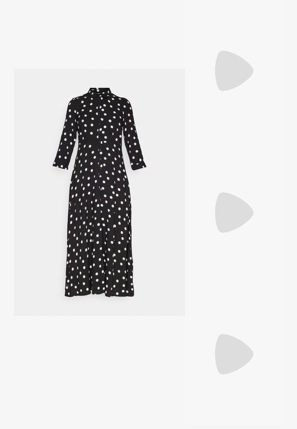 Robe noire avec des pois blancs, devant boutonné, col, et manches trois-quarts. Design fluide avec des plis.; Chaussure à talon aiguille à bout pointu avec un schema de couleurs argent, or et nude. Fini brillant avec un design découpé, dotée d'un talon stiletto.; Pochette en métal argenté avec une forme douce et arrondie et un fermoir en haut noué. Fabriquée en simili cuir lisse.; Boucles d'oreilles en argent en forme de créoles avec un design torsadé, dotées d'une finition polie et d'une fermeture à poussoir. Mesurent environ 3 cm de diamètre.