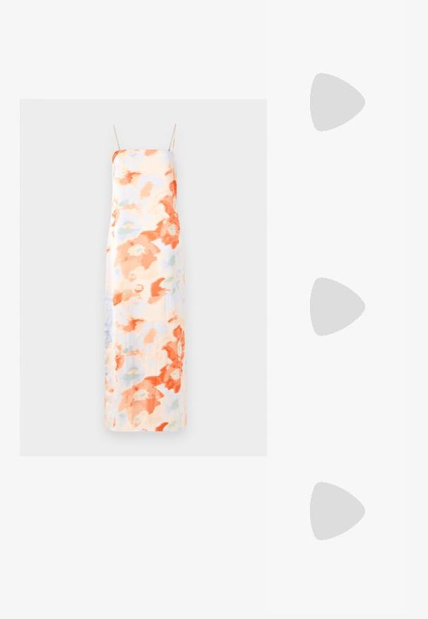 Blommig maxiklänning i pastellfärger med orange och ljusblå abstrakta mönster, med justerbara spaghettiremmar och en slät textur.; Svart lackläder slingbacksko med spetsig tå, ankelremmar med silverfärgade spännen och detaljer samt en smal klack.; Vit läderhandväska med en böjd form, justerbar rem och en liten spänndetalj. Modellen bär en åtsittande svart outfit.; Örhängen i guldton med texturerade, vågiga former. Inkluderar skulpturala clip-on-stift och öppen hoop-design med hamrad finish.