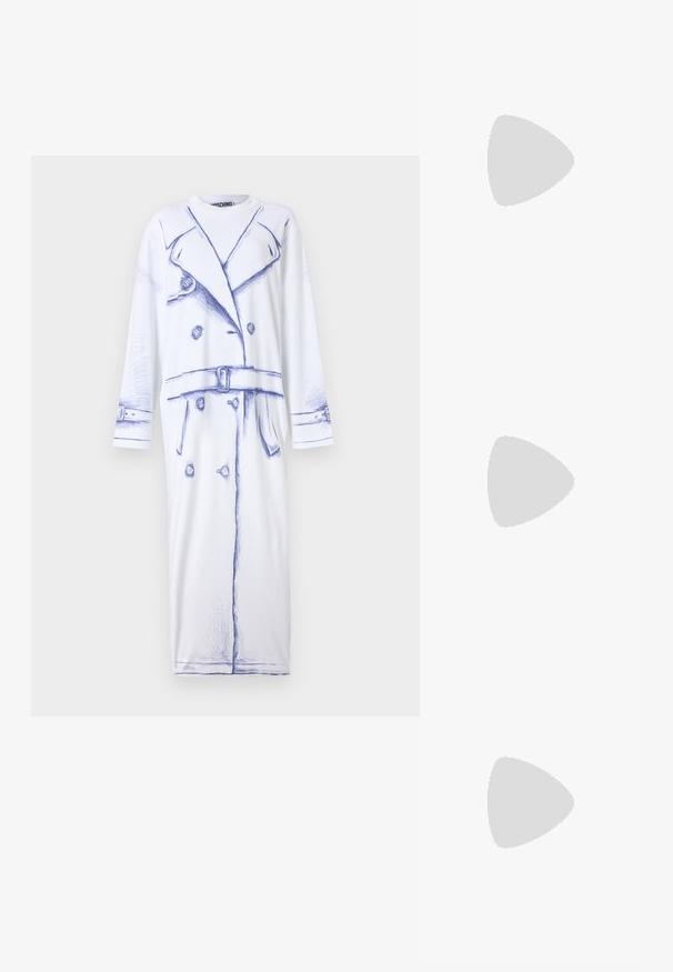 MOSCHINO OLIVIA - Vestido ligero - fantasia bianco; Zapato de tacón destalonado de cuero negro con punta afilada, tacón pequeño y detalle de hebilla en la correa del tobillo. Textura suave, diseño minimalista.; Gafas de sol de carey con montura cuadrada, lentes verdes y el logotipo "VERSACE" en dorado en las patillas. Acabado suave y brillante.; Bolso de mano de cuero negro con diseño estructurado, asas superiores dobles, correa desmontable y un acento de hebilla dorada en una banda horizontal.