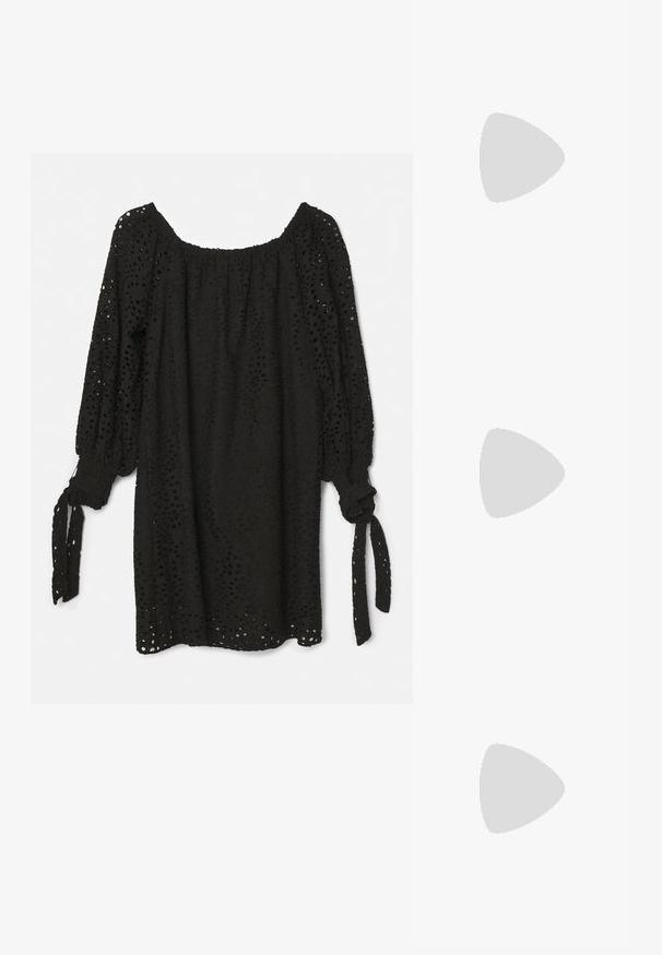 Alice + Olivia ARTEMIS OFF SHOULDER MINI DRESS - Kasdienė suknelė - black; Juodas odinis sandalai su kvadratiniu pirštu, plonomis dirželiais, reguliuojamu kulkšnies dirželiu ir žemu kulnu. Yra nedidelis aukso akcentas ant dirželio.; Juodas krokodilo rašto odinis rankinės krepšys su struktūruotu dizainu, viršutine rankena, reguliuojamu dirželiu ir išsiskiriančiu priekinio logo detale.; Tory Burch STAR DROP EARRING - Auskarai - silver-coloured