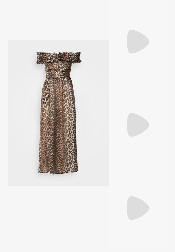 Maxikleid mit Leopardenmuster, schulterfreiem, rüschem Ausschnitt, gerafftem Oberteil und leichtem, transparentem Stoff. Erdtöne dominieren das Muster.; Schwarze Lacklederschuhe mit Slingback, spitzem Zehenbereich, silbernen Hardware-Details und einem niedrigen Blockabsatz. Glatte, glänzende Textur auf der gesamten Oberfläche.; Schwarze Leder-Crossbody-Tasche mit glatter Textur, rechteckiger Form und metallic-kettendetail auf der Vorderseite. Verstellbarer Gurt inklusive.; Silberne Tropfenohrringe mit einem quadratischen Stecker, die eine glatte, polierte Oberfläche und eine Tropfenform aufweisen, die Licht mit einer glänzenden Oberfläche reflektiert.
